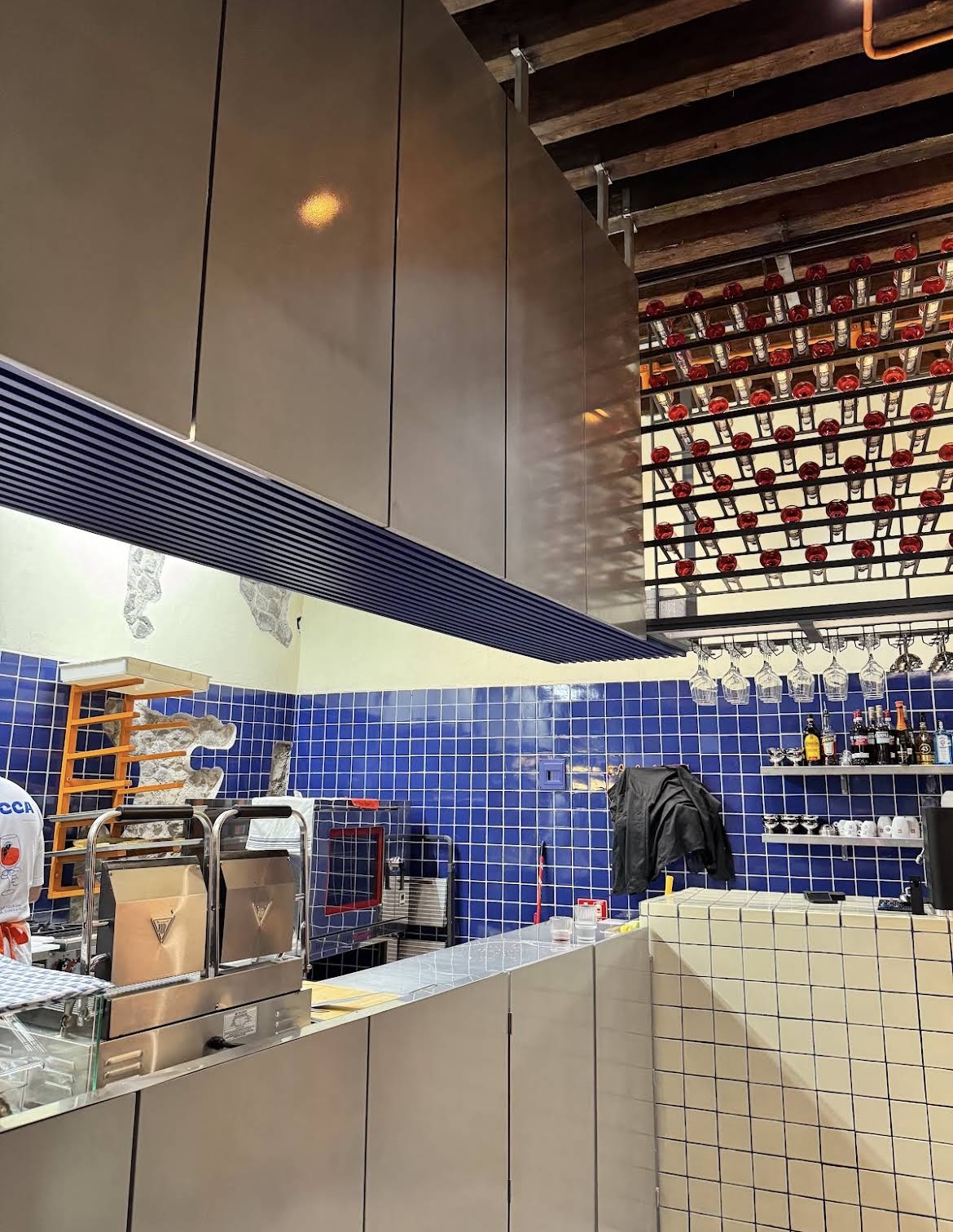 Barra con azulejos azules y botellas
