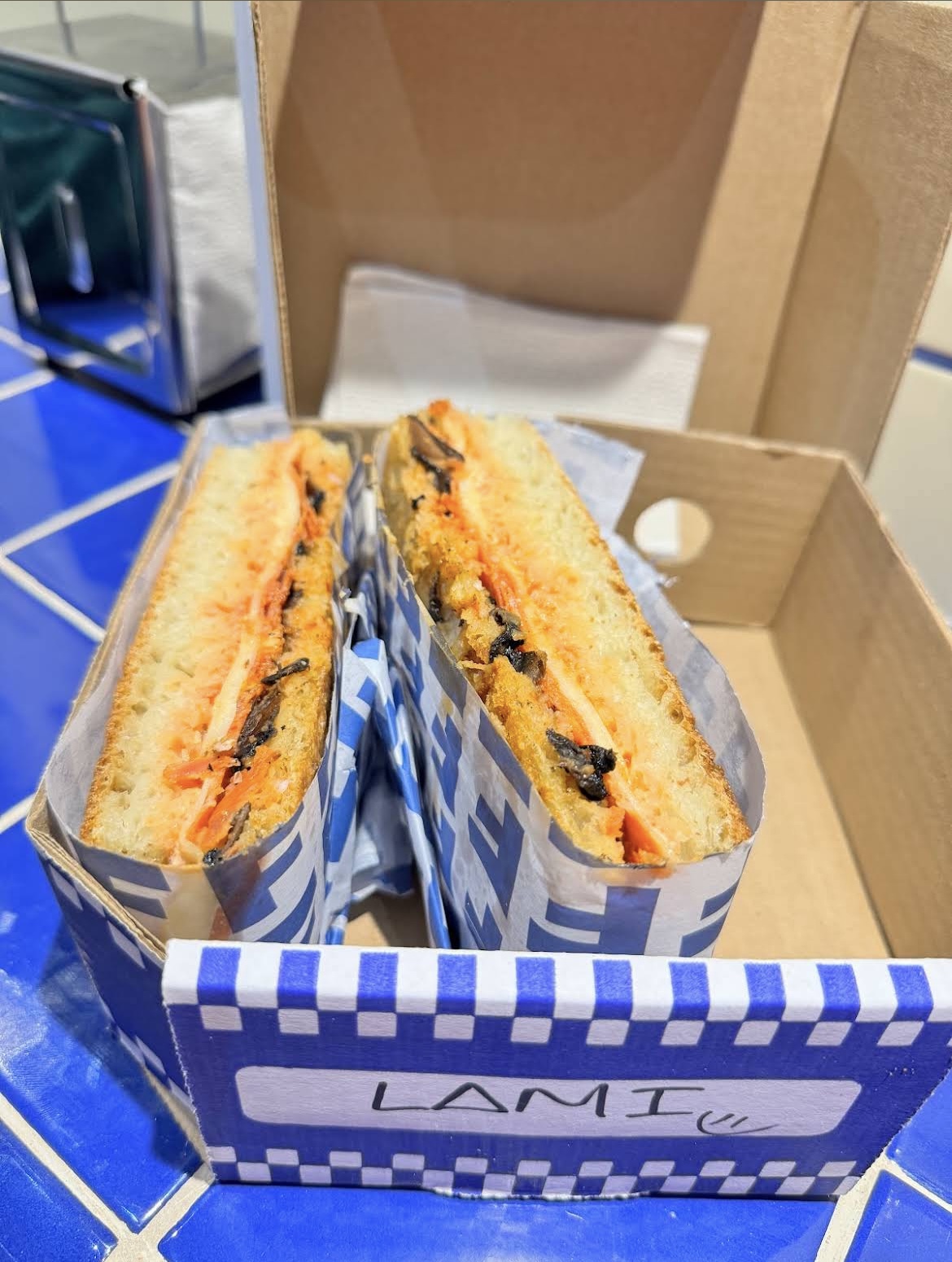 Sándwich LAMI en caja con azulejos azules