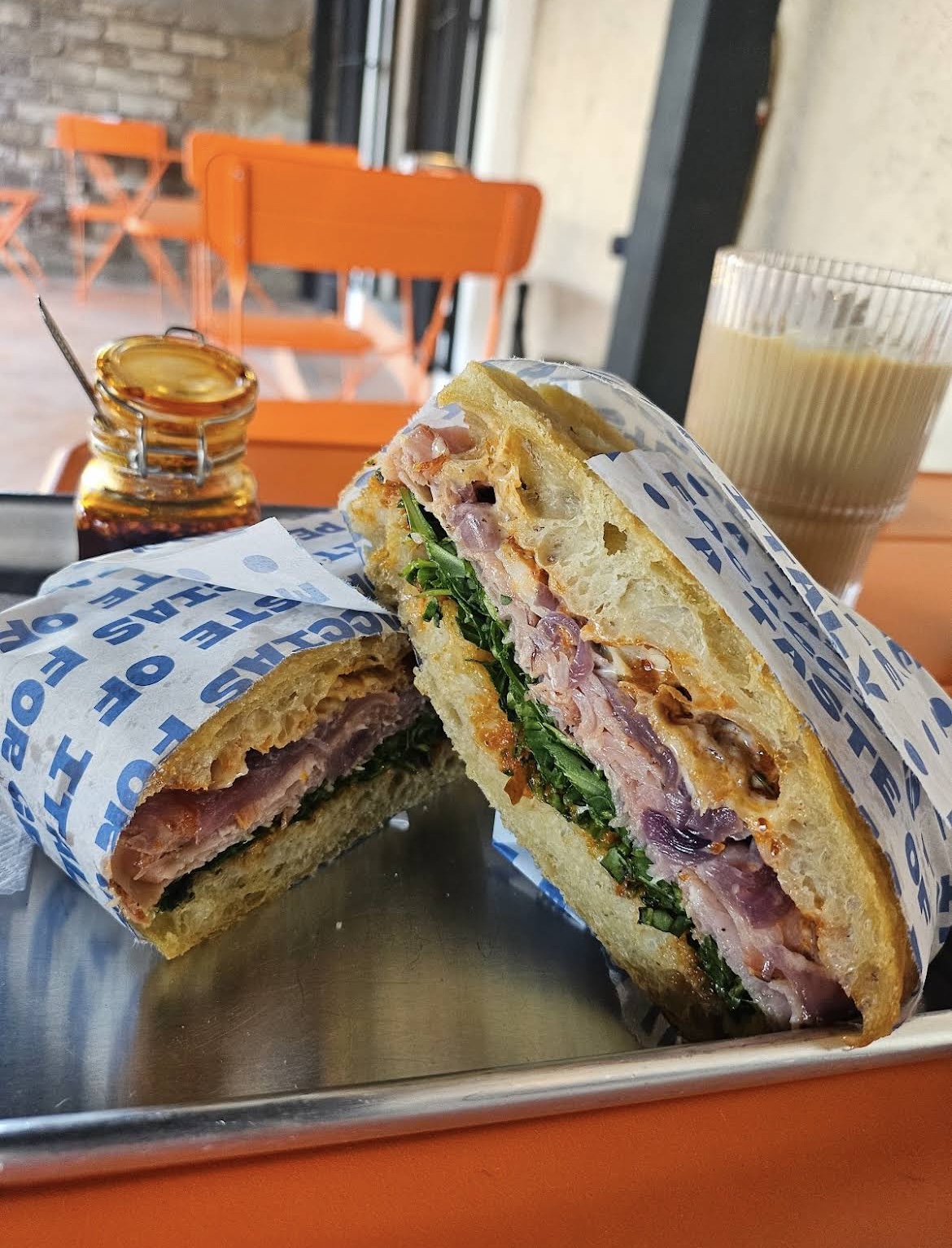 Sándwich de focaccia con jamón y rúcula