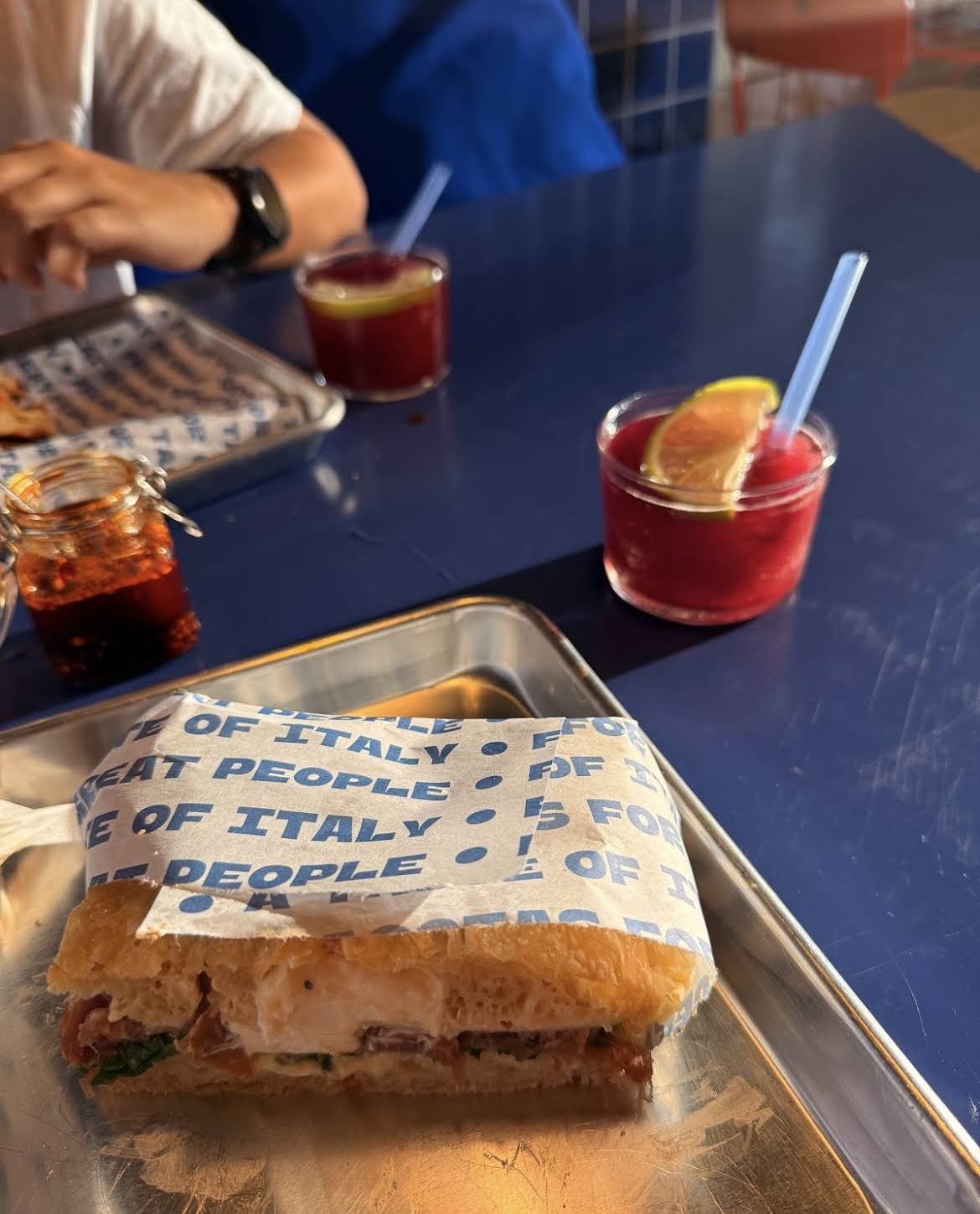 Focaccia con papel de marca y bebidas frozen